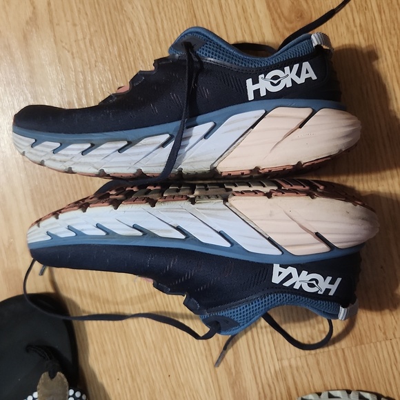 Hokas - Picture 4 of 7